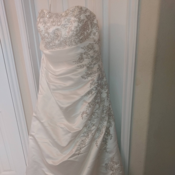 Wedding Dress - Picture 2 of 4